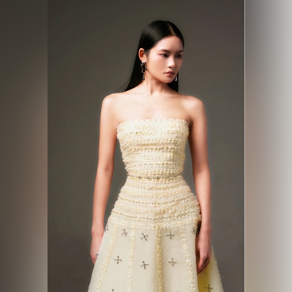 Beautiful Yellow Gown - Picture 2 of 3